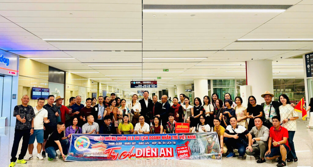 Đoàn Famtrip có mặt tại sân bay và sẵn sàng khảo sát Tây An - Diên An có mặt tại sân bay 
