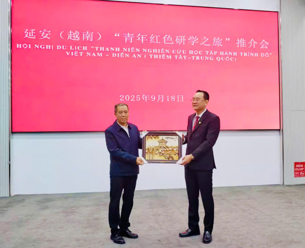 Hình ảnh trao quà lưu niệm tại Hội nghị Du lịch “Thanh niên nghiên cứu Hành trình đỏ” Việt Nam – Diên An (Thiểm Tây, Trung Quốc)