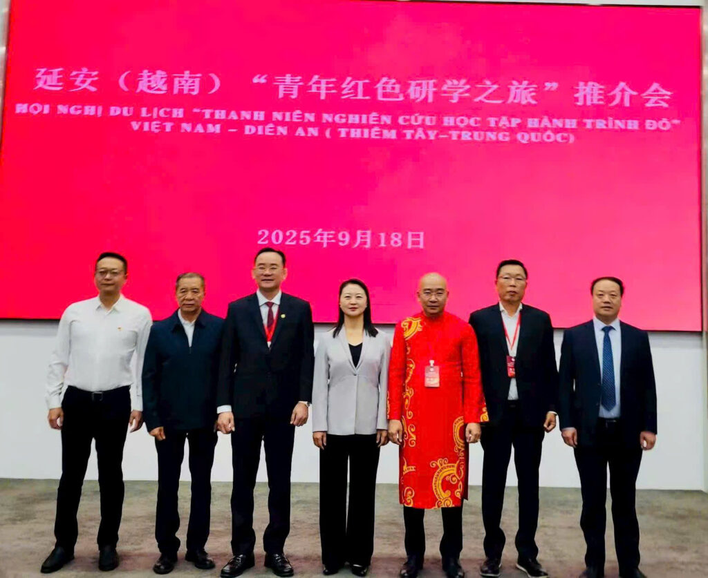 Ông Nguyễn Ngọc Tấn - Chủ tịch CLB Du lịch doanh nhân trẻ Việt Nam (đứng vị trí thứ 3 từ trái sang) chụp hình cùng Quý Đại biểu Hiệp hội du lịch Diên An và đoàn famtrip