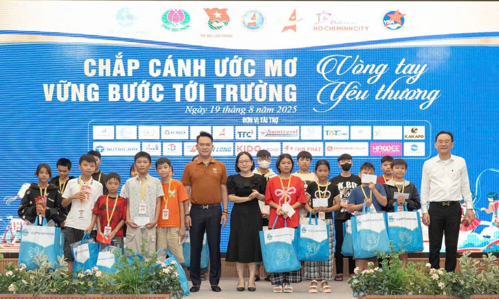 Ông Đặng Hồng Anh -Chủ tịch Hội Doanh nhân trẻ Việt Nam cùng Ông Nguyễn Ngọc Tấn - Chủ tịch CLB Du lịch Doanh nhân trẻ Việt Nam trao tặng quà cho các em.