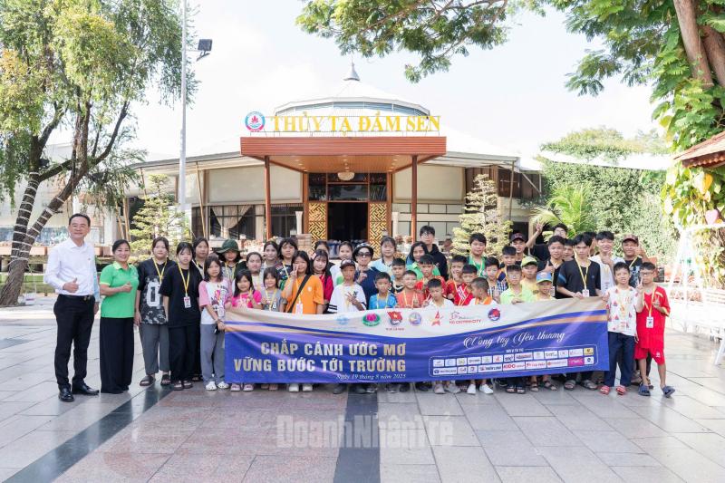 Ông Nguyễn Ngọc Tấn - Chủ tịch CLB Du lịch Doanh nhân trẻ Việt Nam chụp hình lưu niệm cùng các em