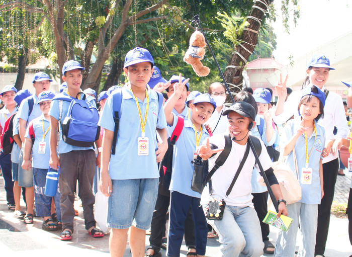 Các em nhỏ chia nhóm để đi tham quan và vui chơi giải trí tại Đầm Sen