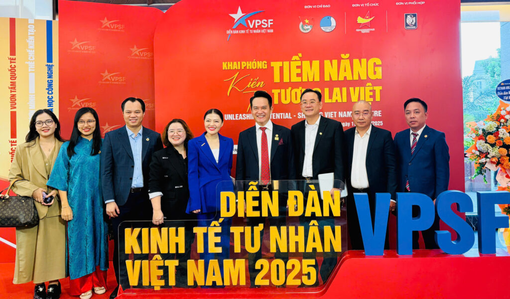 Hình ảnh ghi nhận sự hào hứng của các doanh nhân trẻ trước phiên đối thoại quan trọng (Ông Nguyễn Ngọc Tấn - Chủ tịch CLB Du lịch Doanh nhân trẻ Việt Nam - đứng vị trí thứ ba từ phải qua) 