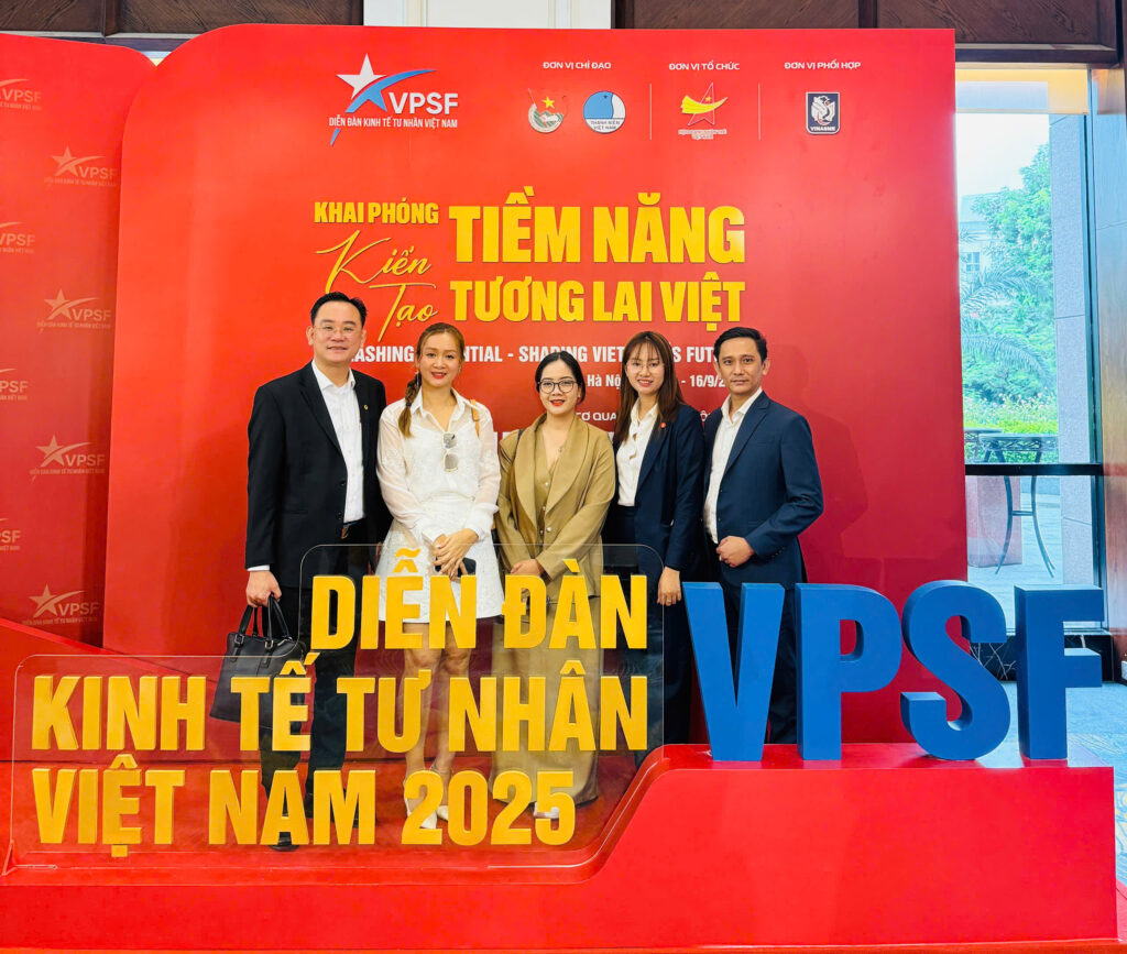 Hình ảnh khách mời tại Diễn đàn Kinh tế Tư nhân Việt Nam năm 2025