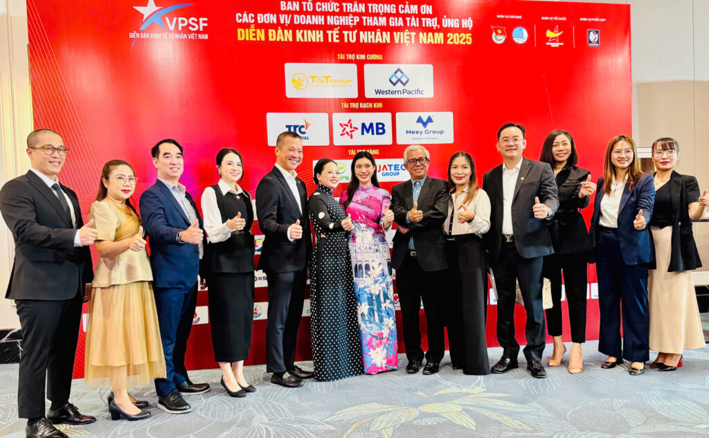 Hình ảnh lưu niệm tại Diễn đàn Kinh tế Tư nhân Việt Nam năm 2025