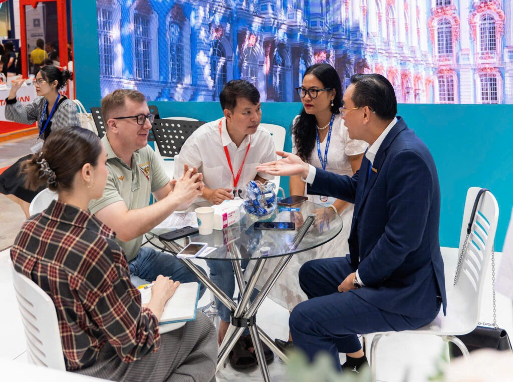 Hình ảnh tại Hội chợ ITE HCMC 2025 (Ông Nguyễn Ngọc Tấn - Chủ tịch CLB Du lịch Doanh nhân trẻ Việt Nam - ngồi vị trí thứ nhất từ phải sang)
