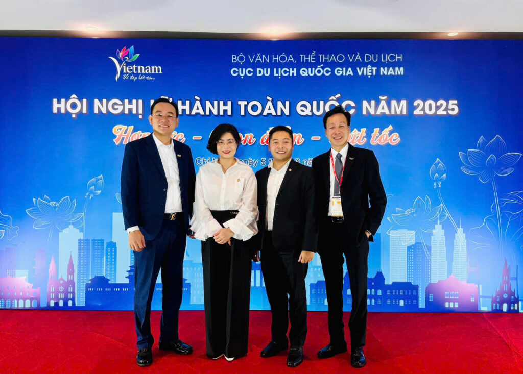 Ông Nguyễn Ngọc Tấn - Chủ tịch CLB Du lịch Doanh nhân trẻ Việt Nam (đứng vị trí thứ nhất từ trái qua) chụp ảnh cùng khách mời tại Hội nghị