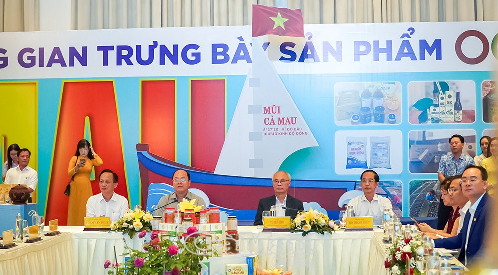 Đại biểu dự Hội thảo chuyên đề “Định vị thương hiệu du lịch Cà Mau trong tổng thể du lịch quốc gia”