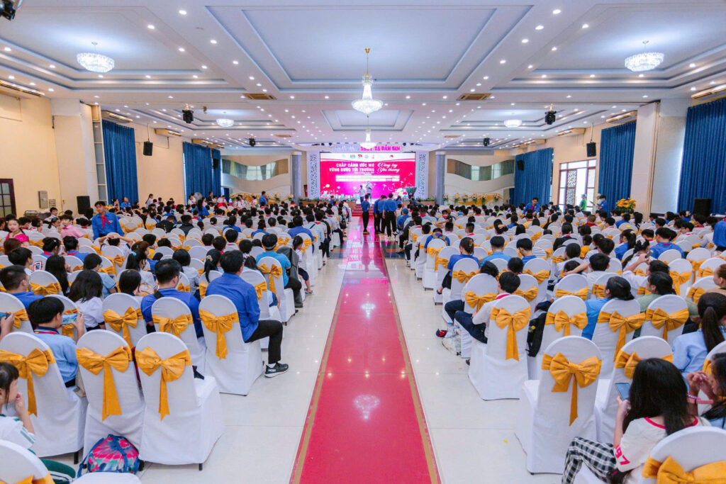 Toàn cảnh chương trình "Chắp cánh ước mơ - Vững bước tới trường"