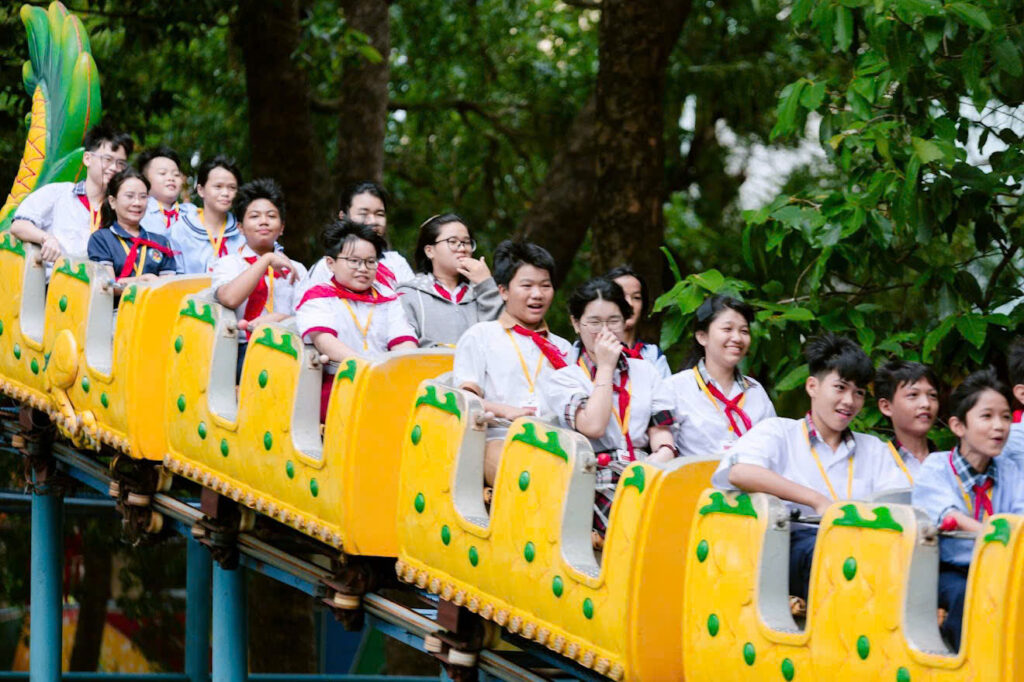 Các em nhỏ hào hứng tham gia nhiều trò chơi sôi nổi tại Công viên Văn hóa Đầm Sen