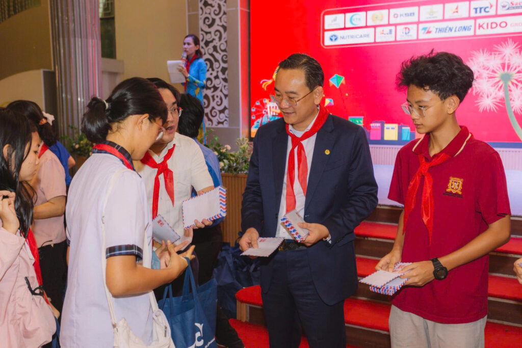 Ông Nguyễn Ngọc Tấn – Chủ tịch CLB Du lịch Doanh nhân trẻ Việt Nam – trao tặng phong bì hỗ trợ, đồng hành cùng các em nhỏ