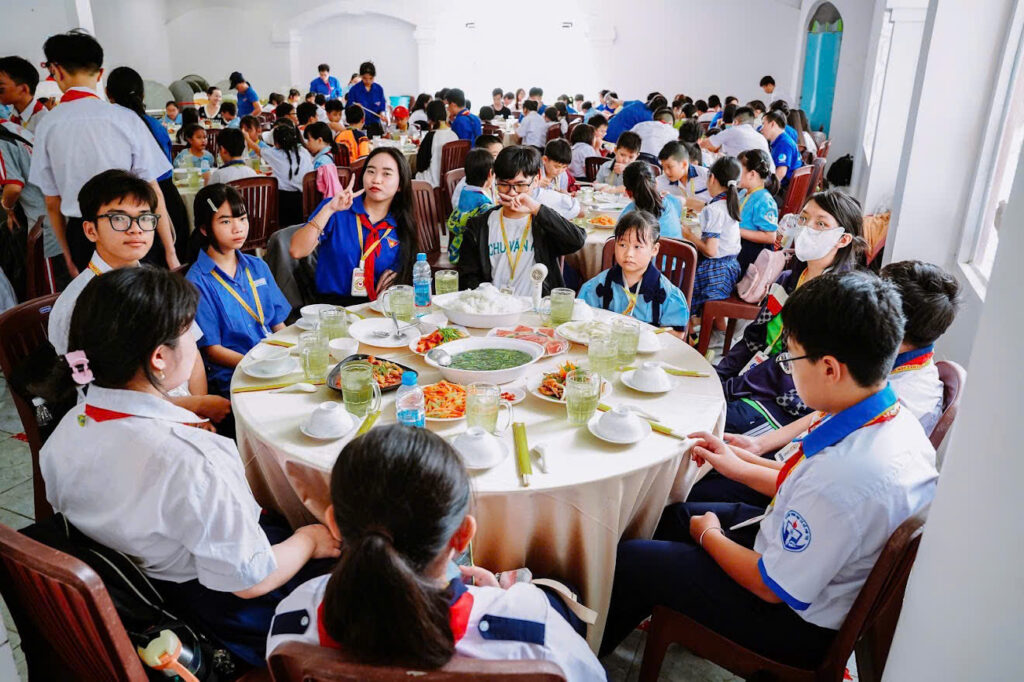 Không khí ấm cúng, thân mật trong bữa trưa của các em nhỏ tại chương trình “Vòng tay yêu thương”