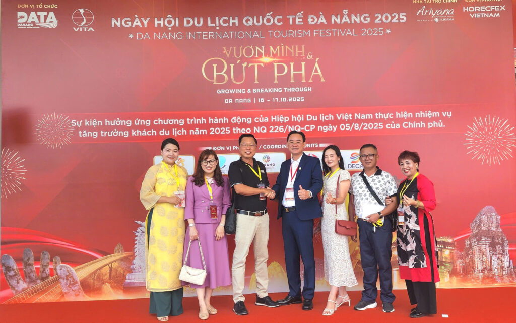 Ông Nguyễn Ngọc Tấn - Chủ tịch CLB Du lịch doanh nhân trẻ Việt Nam (đứng ở vị trí thứ tư từ trái sang) chụp ảnh lưu niệm tại Ngày hội du lịch quốc tế Đà Nẵng 2025