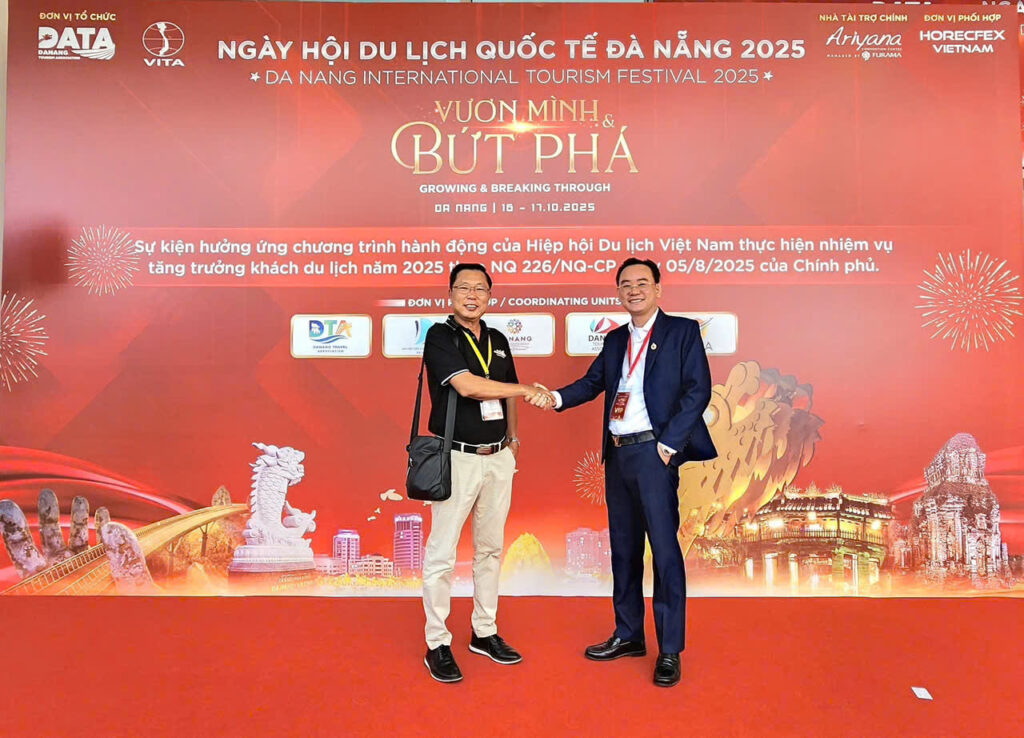 Ông Nguyễn Ngọc Tấn - Chủ tịch CLB Du lịch Doanh nhân trẻ Việt Nam chụp ảnh lưu niệm cùng Ông Nhan Hạnh Nhơn - Phó Chủ tịch CLB Du lịch doanh nhân trẻ Việt Nam tại Ngày hội du lịch quốc tế Đà Nẵng 2025