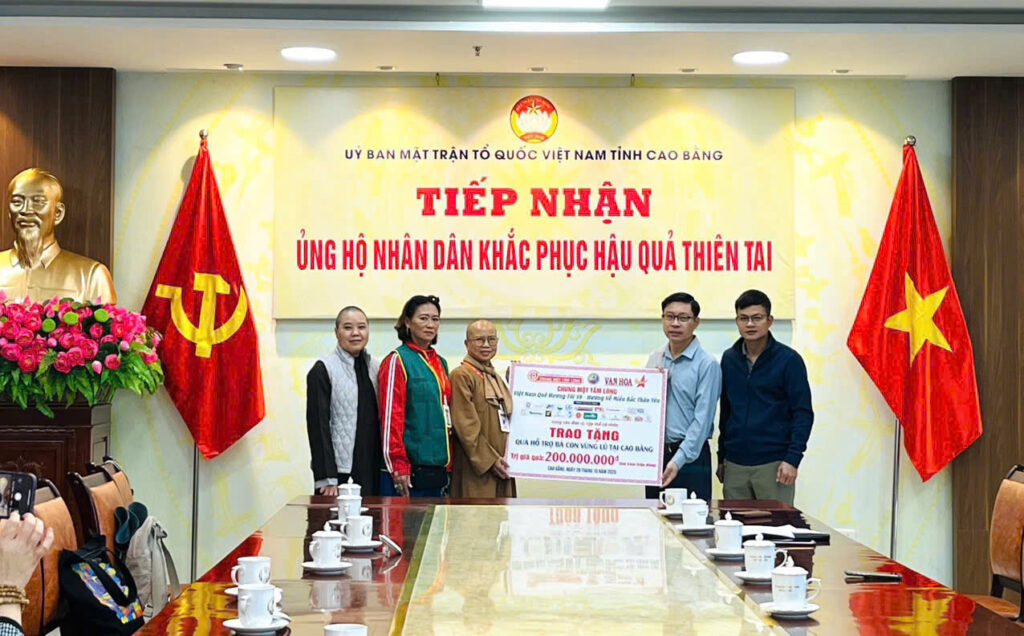 Đoàn trao tặng quà hỗ trợ bà con vùng lũ trị giá 200.000.000 đồng