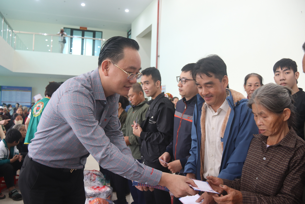 Ông Nguyễn Ngọc Tấn, Chủ tịch CLB Du lịch doanh nhân trẻ Việt Nam, Trưởng đoàn thiện nguyện trao quà cho đồng bào gặp nhiều khó khăn do bão lũ