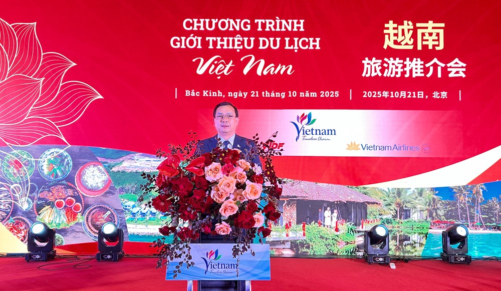 Cục trưởng Cục Du lịch Quốc gia Việt Nam Nguyễn Trùng Khánh chào mừng các đại biểu tham dự Chương trình Giới thiệu du lịch Việt Nam tại Bắc Kinh, Trung Quốc