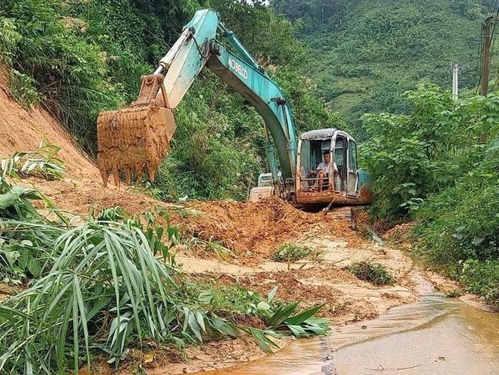 Máy xúc vẫn hoạt động không ngừng nghỉ giữa triền núi sạt lở, nỗ lực mở lại những tuyến giao thông bị chia cắt do mưa lũ.