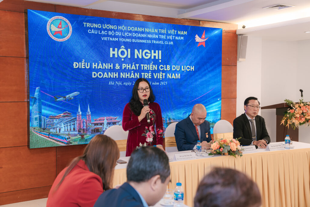 Bà Lại Thúy Hà - Phó Chủ tịch CLB Du lịch Doanh nhân trẻ Việt Nam trình bày tổng quan báo cáo các hoạt động của CLB năm 2024-2025