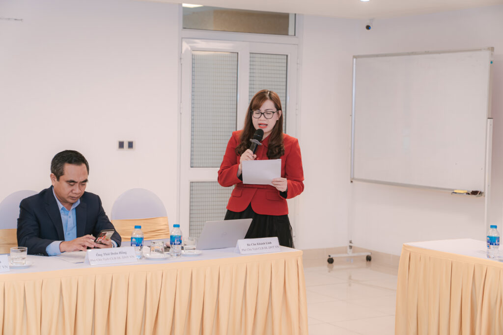 Bà Chu Khánh Linh - Phó Chủ tịch CLB Du lịch Doanh nhân trẻ Việt Nam trình bày tham luận nâng cao hoạt động của CLB