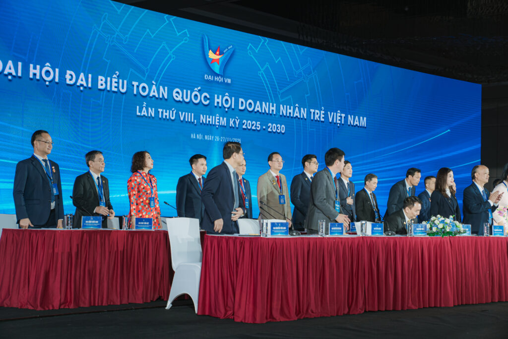 Đoàn Chủ tịch Đại hội Đại biểu toàn quốc Hội Doanh nhân trẻ Việt Nam (ông Nguyễn Ngọc Tấn - Chủ tịch CLB Du lịch Doanh nhân trẻ Việt Nam - ở vị trí thứ 5 từ trái sang, bàn thứ 2)