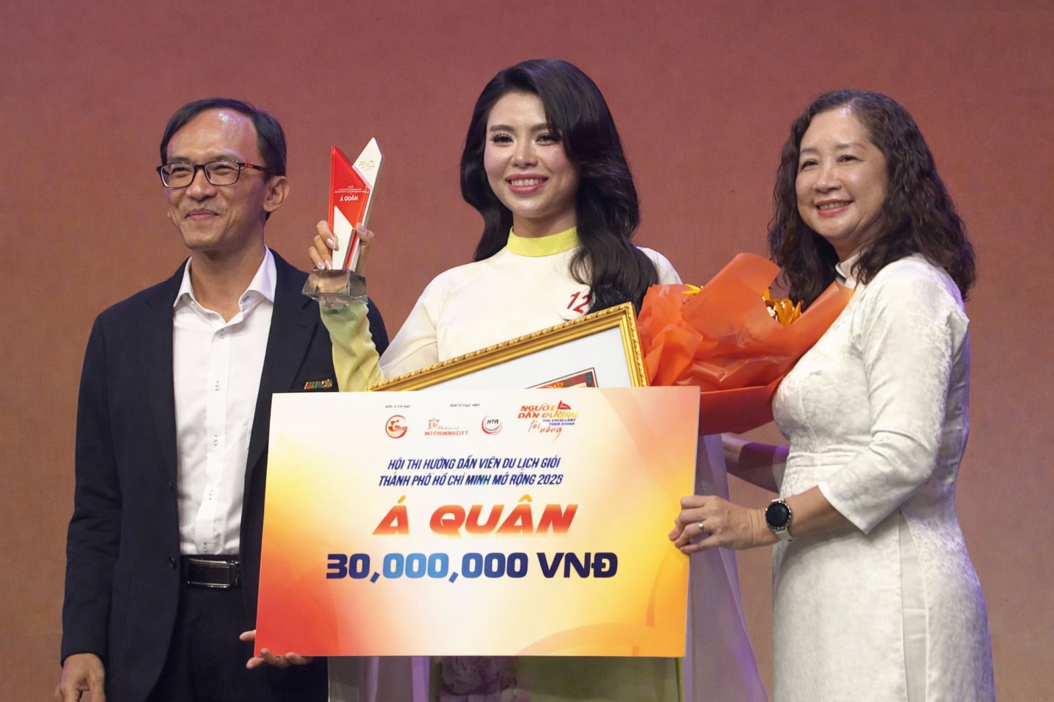 Ông Bình trao giải