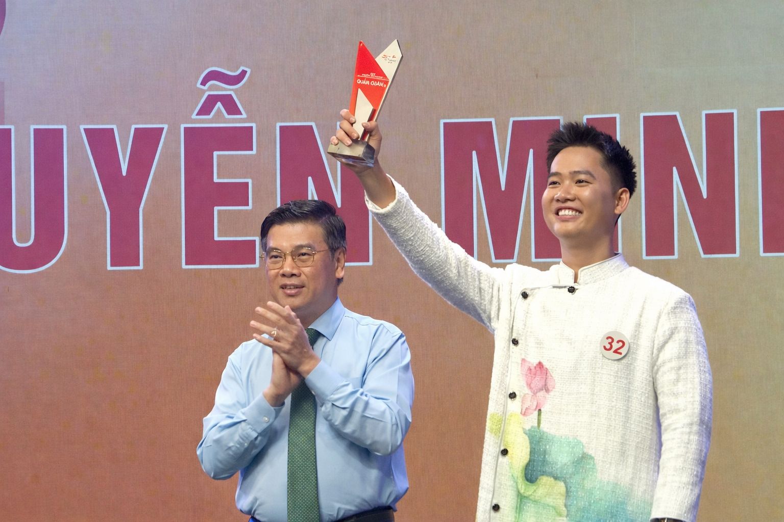 Phó Chủ tịch UBND TPHCM Nguyễn Văn Dũng trao cúp Quán quân cho Nguyễn Minh Thắng.