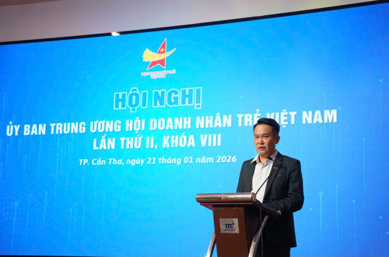 Anh Đặng Hồng Anh, Ủy viên UBTƯ Mặt trận Tổ quốc Việt Nam, Phó Chủ tịch Hội Liên hiệp Thanh niên Việt Nam, Chủ tịch Hội Doanh nhân trẻ Việt Nam, Phó Chủ tịch Tập đoàn TTC.