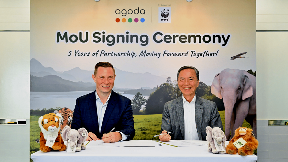 Ông Andrew Smith, Phó Chủ tịch Cấp cao phụ trách Cung ứng của Agoda và ông Hsieh Fu Hua, Chủ tịch WWF Singapore cùng kí kết Biên bản Ghi nhớ (MOU) thỏa thuận hợp tác 5 năm tiếp theo tại lễ ra mắt Chương trình Eco Deals