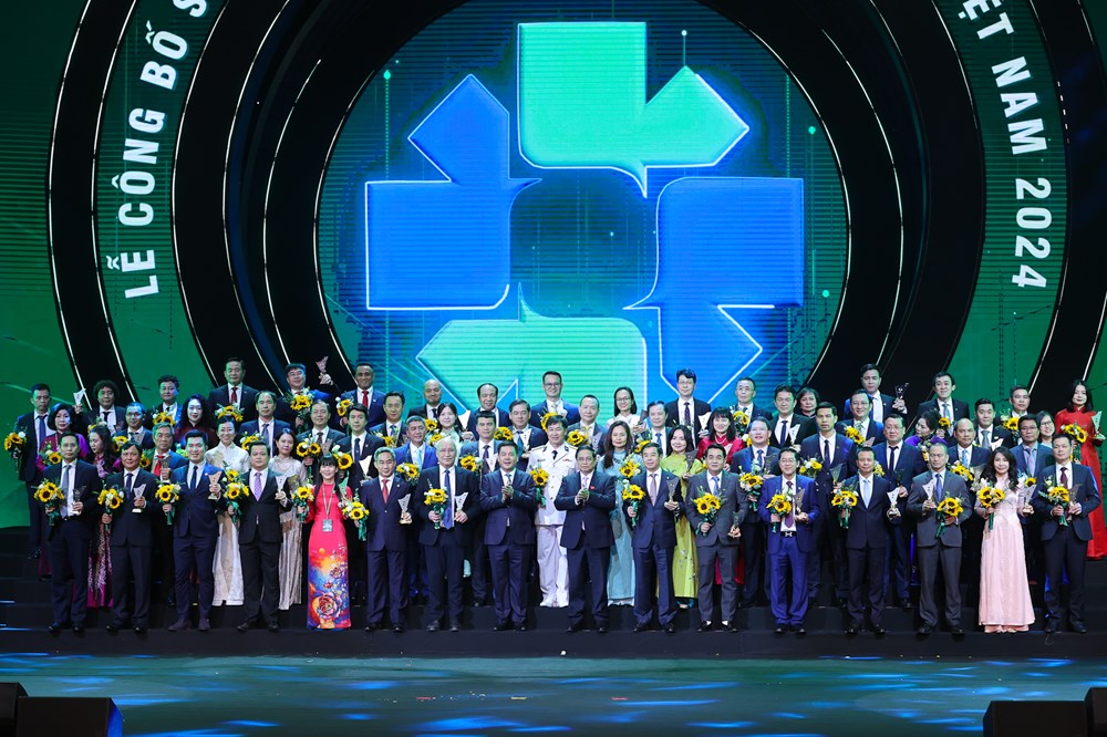 Thủ tướng Phạm Minh Chính trao chứng nhận cho lãnh đạo doanh nghiệp nhận danh hiệu Thương hiệu quốc gia năm 2024