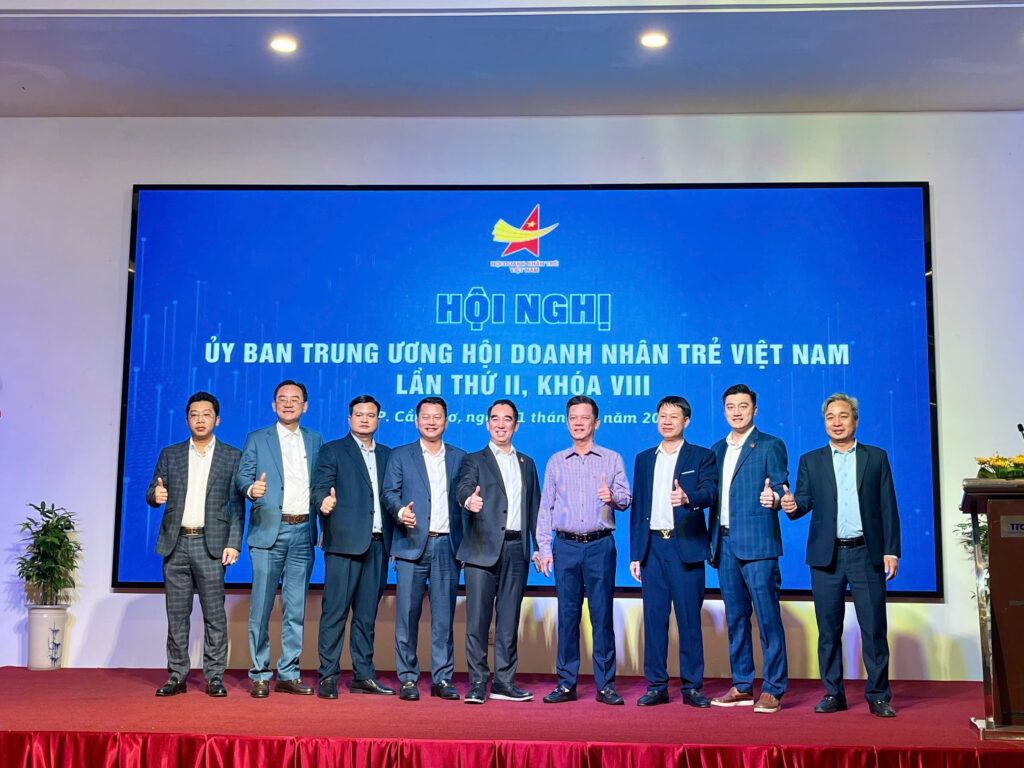 Ông Nguyễn Ngọc Tấn - Chủ tịch CLB Du lịch Doanh nhân trẻ Việt Nam (đứng vị trí thứ 2 từ trái sáng)