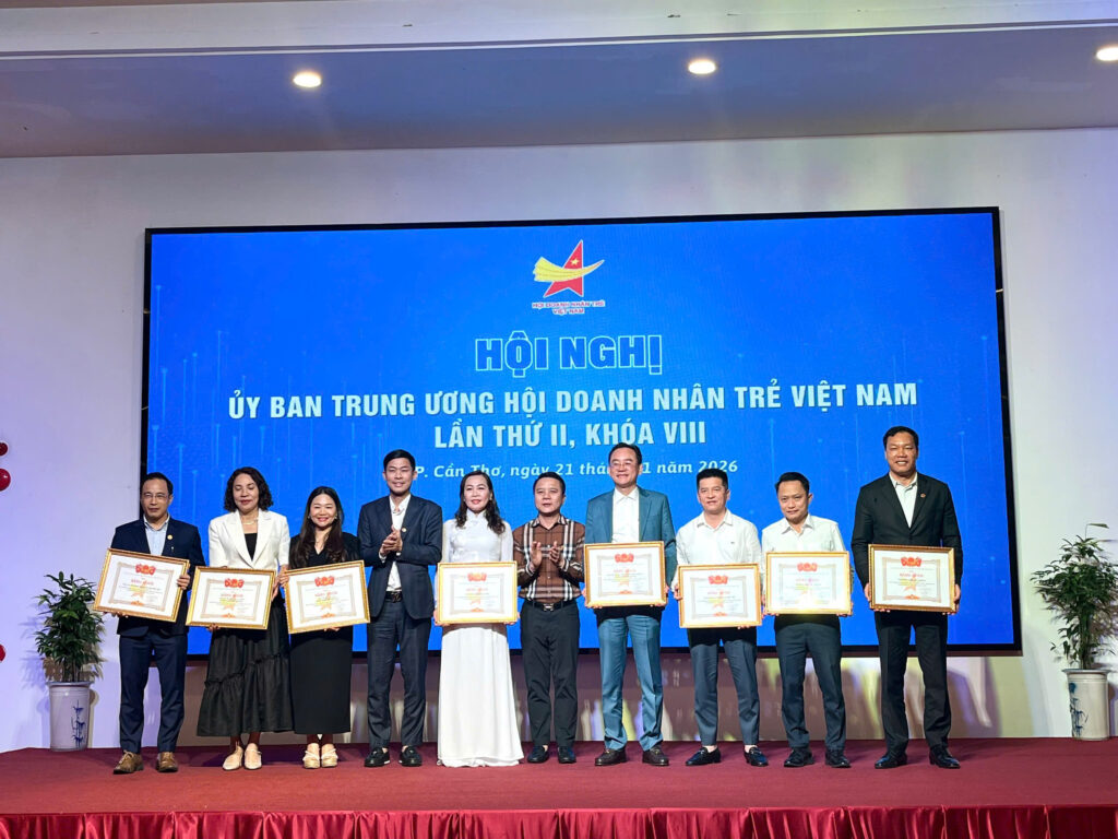 Chủ tịch CLB Du lịch Doanh nhân trẻ Việt Nam - Ông Nguyễn Ngọc Tấn đại diện CLB nhận bằng khen