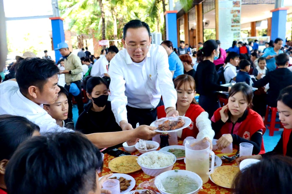 Ông Nguyễn Ngọc Tấn, Ủy viên Đoàn Chủ tịch Trung ương Hội Doanh nhân Trẻ Việt Nam, Chủ tịch CLB Du lịch Doanh nhân Trẻ Việt Nam thăm hỏi các em trong chương trình