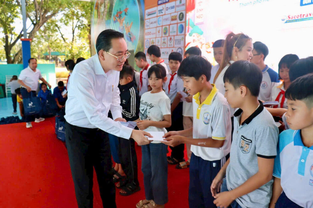 Ông Nguyễn Ngọc Tấn - Chủ tịch CLB Du lịch Doanh nhân trẻ Việt Nam, Tổng giám đốc công ty TNHH du lịch Sa Co trao quà cho các em nhỏ trong chương trình
